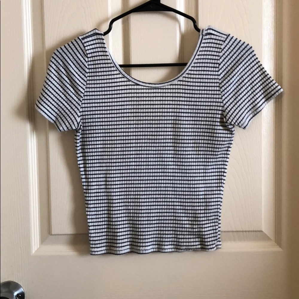 Semi-cropped short sleeve t-shirt